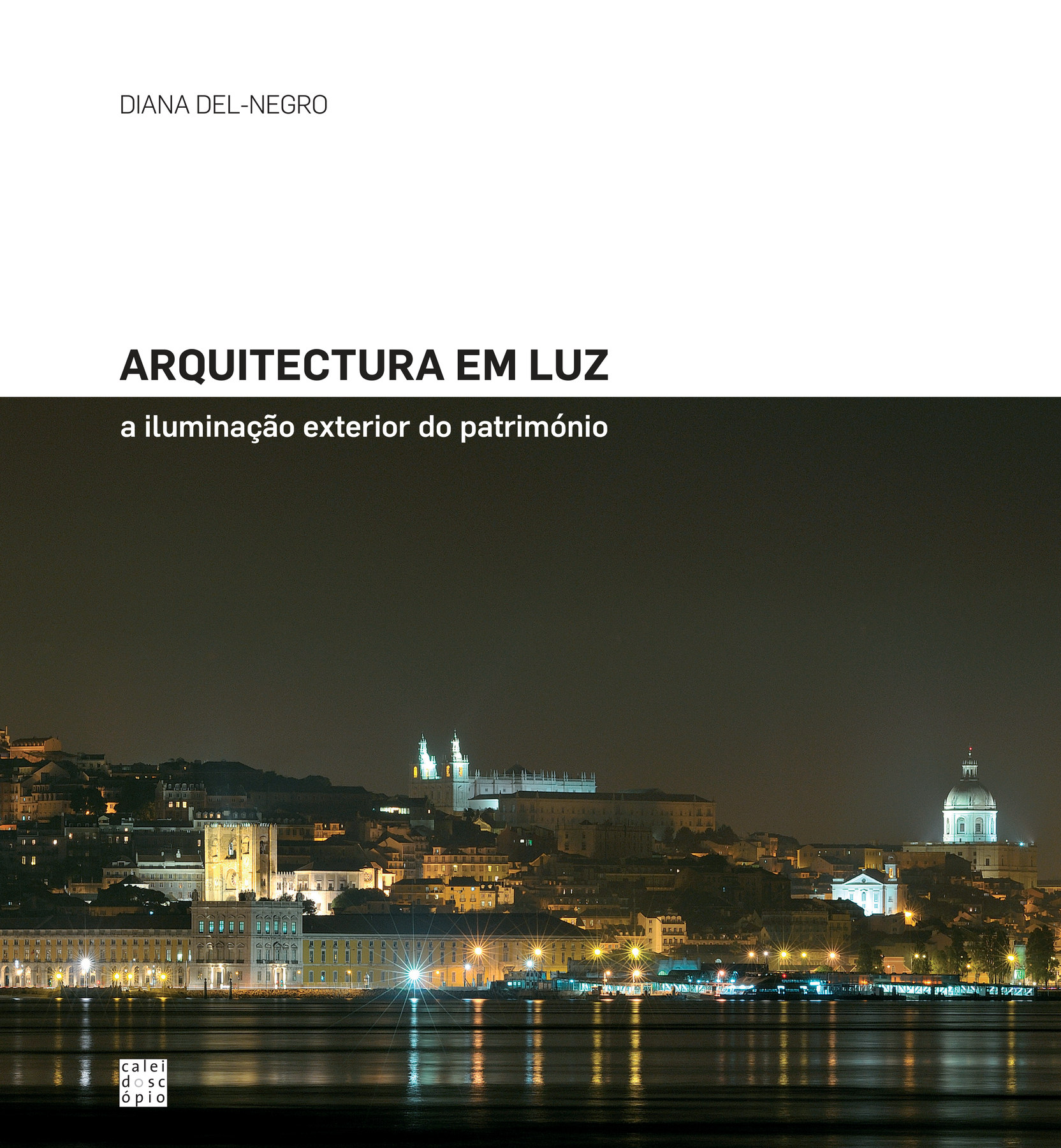 Capa do livro «Arquitectura em luz: a iluminação exterior do património», com uma fotografia nocturna de Lisboa vista do Tejo.