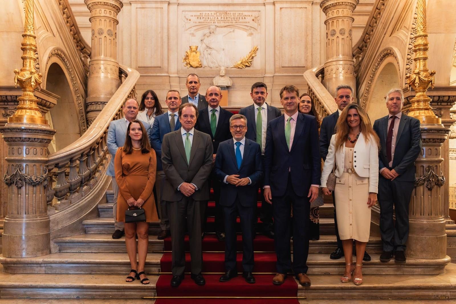 Diana Delnegro con Carlos Moedas, Jaime Alfonsín, Hugh Elliott y los demás invitados en la escalera noble de los Paços do Concelho.
