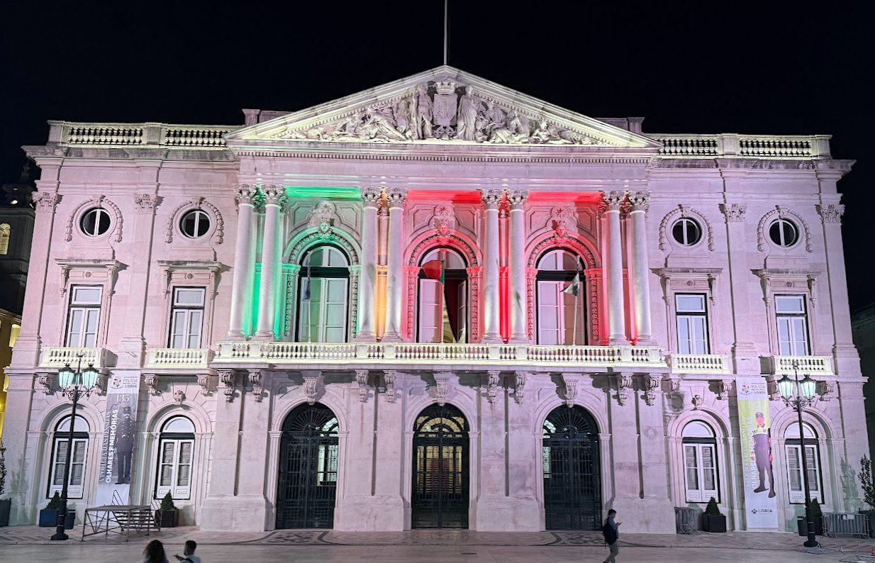 La fachada con su luz permanente y el balcón en verde, rojo y amarillo, la versión discreta de la bandera portuguesa.